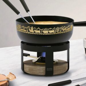 Dieses Fondue-Set ist ein echter Blickfang mit seiner hübschen Verzierung und dem Holzbrett. Das solide Allround-Set kann für Käse oder Fleisch-Fondue genutzt werden, von Stöckli, ca. 95 Euro.