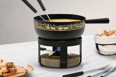 Dieses Fondue-Set ist ein echter Blickfang mit seiner hübschen Verzierung und dem Holzbrett. Das solide Allround-Set kann für Käse oder Fleisch-Fondue genutzt werden, von Stöckli, ca. 95 Euro.
