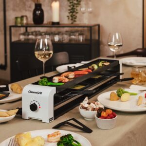 Der Raclette-Grill von Spring ist ausgelegt für bis zu acht Personen. Ausgestattet ist er mit einer Grillplatte mit antihaftbeschichteter Oberfläche. Natürlich gibt es Pfännchen sowie Spachtel. Hochwertig ist auch das Gehäuse.  
