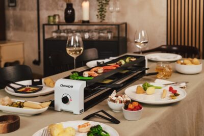 Der Raclette-Grill von Spring ist ausgelegt für bis zu acht Personen. Ausgestattet ist er mit einer Grillplatte mit antihaftbeschichteter Oberfläche. Natürlich gibt es Pfännchen sowie Spachtel. Hochwertig ist auch das Gehäuse.  