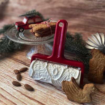 Mit dieser Rolle kann man ganz einfach Spekulatius backen: Teig ausrollen, Walze darüber ziehen und sieben unterschiedliche Motive erscheinen automatisch. Die Kontrolle über die Teigdicke hilft dabei, gleichmäßige Ergebnisse zu erzielen. Spekulatiuswalze von Westmark.