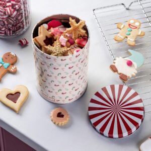 Dieses Ausstecher-Set aus der Kollektion „The Christmas Candy Shop“ von Zenker bringt weihnachtliches Backvergnügen in die heimische Küche. Die Motive sind ausgefallen. Hergestellt werden sie aus rostfreiem Edelstahl. Dazu gehören die tollen Eiskristalle oder Lebkuchenfiguren. Tipp: Eine kunstvolle Verzierung wertet jedes Plätzchen zusätzlich auf.