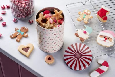 Dieses Ausstecher-Set aus der Kollektion „The Christmas Candy Shop“ von Zenker bringt weihnachtliches Backvergnügen in die heimische Küche. Die Motive sind ausgefallen. Hergestellt werden sie aus rostfreiem Edelstahl. Dazu gehören die tollen Eiskristalle oder Lebkuchenfiguren. Tipp: Eine kunstvolle Verzierung wertet jedes Plätzchen zusätzlich auf.