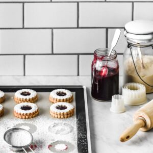 Das Backblech von de Buyer bietet professionelle Backqualität. Es ist in unterschiedlichen Varianten erhältlich, ideal für Kuchen, Blechgebäck, Pizza und mehr. Es hat eine gute Wärmeleitung, die für gleichmäßige Bräunung sorgt. Lecker sind die doppelstöckigen Plätzchen, die mit Marmelade gefüllt werden.