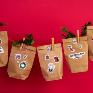 Das DIY-Set von foodloose bietet 24 leere Tüten, drei Sticker-Bögen sowie 12 ausgewählte Bio-Snacks zum selbst Befüllen. Die 12 Produkte sind vegan, glutenfrei und ohne Palmöl hergestellt. Die übrigen 12 Türchen können mit eigenen Überraschungen gefüllt werden. Klasse, um individuelle Botschaften, Gutscheine oder kleine Geschenke mit den Bio-Snacks zu kombinieren, das macht den Kalender sehr persönlich, ca. 25 Euro.