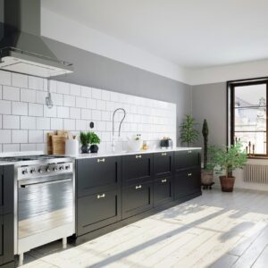 Das große Fenster lässt reichlich Tageslicht in die moderne Küche und verleiht dem Raum eine warme, einladende Atmosphäre. Foto credit: Unsplash.