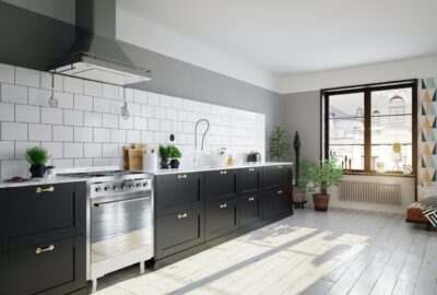 Das große Fenster lässt reichlich Tageslicht in die moderne Küche und verleiht dem Raum eine warme, einladende Atmosphäre. Foto credit: Unsplash.