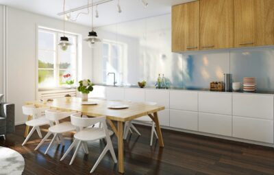 Das große Fenster lässt warmes Sonnenlicht in die Küche strömen und schafft eine helle, freundliche Atmosphäre zum Genießen und Zusammensitzen. Foto credit: Unsplash. 