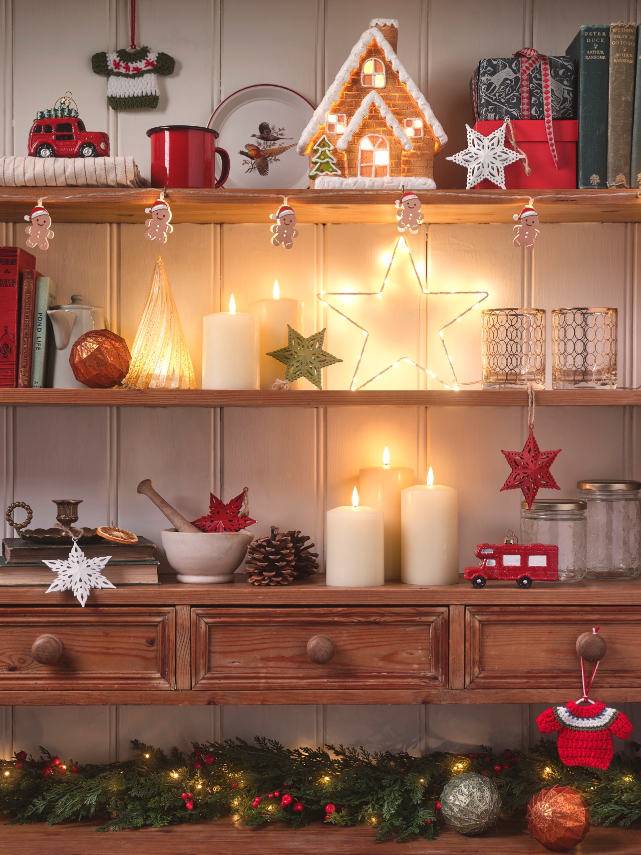 Holz verbindet sich gekonnt mit vielen Lichtern, Keramik und weihnachtlichen Dekostars. Alles ist zusammengestellt wie ein stilles Moodboard, das den Advent sanft in den Alltag integriert. Alle Lichter sind von Lights4fun. | KÜCHEN JOURNAL Holz verbindet sich gekonnt mit vielen Lichtern, Keramik und weihnachtlichen Dekostars. Alles ist zusammengestellt wie ein stilles Moodboard, das den Advent sanft in den Alltag integriert. Alle Lichter sind von Lights4fun.
