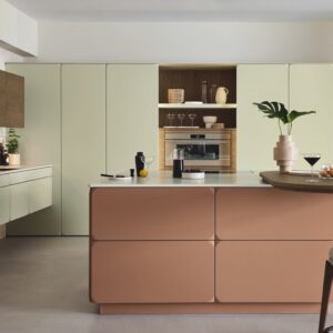 Die Kombi der Fronten ist ein sehr gelungener Mix. Die neue Designfront „Facetta“ mit hochwertiger mehrschichtiger Lackmattoberfläche und sanft abgefasten Ecken bringt den urbanen Retro-Stil in die Küche. Interessant sind auch die Namen der beiden Farben: „come closer!“ und „feel jade!“. Für die kleine edle Note sorgt der ovale Ansatztisch.