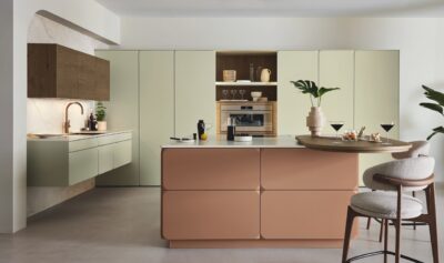 Die Kombi der Fronten ist ein sehr gelungener Mix. Die neue Designfront „Facetta“ mit hochwertiger mehrschichtiger Lackmattoberfläche und sanft abgefasten Ecken bringt den urbanen Retro-Stil in die Küche. Interessant sind auch die Namen der beiden Farben: „come closer!“ und „feel jade!“. Für die kleine edle Note sorgt der ovale Ansatztisch.