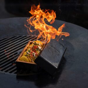 Das Besondere: Der Kochstein von Bricknic funktioniert wie ein kleiner Mini-Ofen. Leckere Tacos schmecken daraus köstlich. Auch Gemüse, Brot, Fisch oder Fleisch gelingen super. Das Prinzip ist denkbar einfach. Zutaten in den Brick legen, den Deckel schließen und auf den Grill, ins Feuer oder in den Backofen stellen. Der tolle Stein ist robust, langlebig und nachhaltig. Er wird aus gebranntem Ton hergestellt.