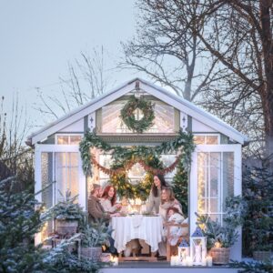 Richtig stilvoll ist ein Outdoor-Dinner mitten im Schnee. Das Gewächshaus präsentiert sich als leuchtender Rückzugsort in der Kälte. Von außen umrahmen Tannen und Zapfen den Eingang, während Laternen und Kerzen die Dämmerung durchbrechen. Die Tischdeko ist harmonisch, reduziert und gleichzeitig unglaublich gemütlich, ein Inbegriff von Skandi-Christmas. Ausstattung von Dehner.