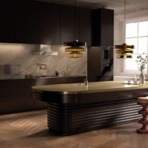 Mit Armaturen von Dornbracht ausgestattet ist diese super luxuriöse Küche mit dem monolithischen, abgerundeten Inselblock. Gold und Marmor tragen zusätzlich zum edlen Look bei. Hier verbringt man gerne seine Zeit!