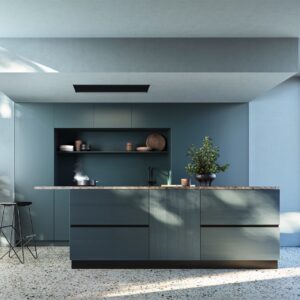 Das Design der Abzugshaube „Mirage“ von Falmec zeichnet sich durch raffinierte Ästhetik aus. Sie fügt sich ideal in die minimalistische Küche ein. Super stylish ist die Anordnung der Fronten. Ein Highlight ist die Rückwandgestaltung mit hohen Schränken und dem Regal, dass das Ambiente optisch auflockert.