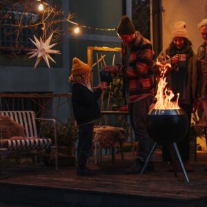 So gemütlich, wenn alle draußen zusammenstehen. Mit „Moon“ als Begleiter kann man es dort eine Weile aushalten. Die Holzvergaser-Brennertechnologie erzeugt ein rauchfreies Feuer und ein schönes Flammenmeer, das bei Verwendung von Pellets bis zu zwei Stunden ununterbrochen brennt, von Höfats, ca. 350 Euro.