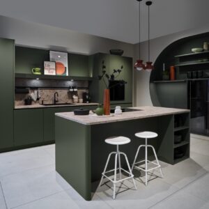 Bei Häcker sind die organischen Formen ganz dezent an der Insel zu sehen. Die Küche gehört zur Serie „concept130 – Porto Selection“ mit Lackfronten in „Smaragdgrün“, ein kraftvoller Farbton, der die Küche zum Blickfang macht. Besonders ist das Einbauregal in der runden Wand, so wird der Raum ganz individuell.