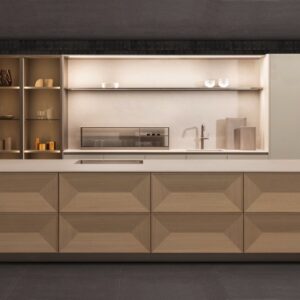 Helle Eiche hat eine sehr positive Ausstrahlung. Das Intarsienspiel der Fronten erzeugt ein besonderes Licht- und Schattenspiel. Die Kombination der Fronten „Taglio“ mit sandfarbener Keramik und Metall-Elementen in „Champagner“ veredelt den gesamten Look.