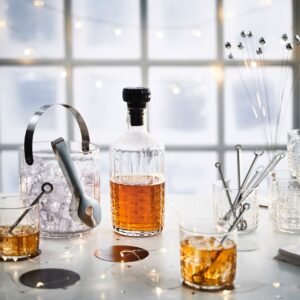 Gerne werden in dieser langen Nacht Drinks gemixt. Das richtige Zubehör ist dabei wichtig. Eine Karaffe, eine Zange, Trinkhalme und ein Kübel mit Eis, das alles hilft, köstliche Getränke zu mixen, von Ikea.