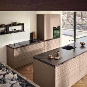 Inspiriert wird die Serie „Align“ von runden Formen in der Natur. Sie sind richtige Handschmeichler. Weiche Farben lassen den Look ebenfalls gemütlich erscheinen. Das Konzept stellt mit durchdachten Details und der besonderen Optik den reduzierten Japandi-Stil in den Vordergrund, von Kvik.