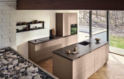 Inspiriert wird die Serie „Align“ von runden Formen in der Natur. Sie sind richtige Handschmeichler. Weiche Farben lassen den Look ebenfalls gemütlich erscheinen. Das Konzept stellt mit durchdachten Details und der besonderen Optik den reduzierten Japandi-Stil in den Vordergrund, von Kvik.