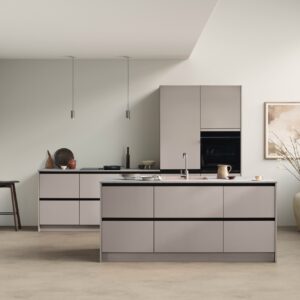 Bei der Linie „Compose“ von Kvik dreht sich alles um Flexibilität und darum, dass die Elemente harmonisch zusammenpassen. Dafür sorgt das schlichte dänische Design. Die Küche kann jederzeit erweitert werden und ist auch in anderen Farben erhältlich.