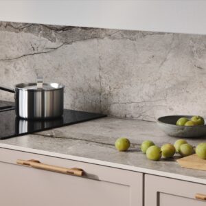 Die Küche „Celleno“ in „Arizona Beige“ von Kvik präsentiert sich in einem warmen, neutralen Beigeton. Das Design folgt klaren, minimalistischen Linien. Weiche Formen kommen ganz sparsam zum Einsatz in Form der runden Holzgriffe. Sie ergänzen den Look perfekt.