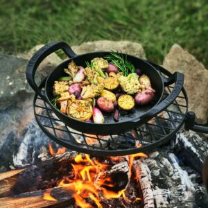Mit der „BBQ Outdoor Grillpfanne“ präsentiert Le Creuset eine speziell fürs Kochen auf offener Flamme konzipierte Kochgeschirrserie. Sie besteht aus emailliertem Gusseisen. Das leitet die Wärme sehr gut und garantiert ein gleichmäßiges Garen der Speisen. Mit der Zeit entsteht eine Patina, die die Kochleistung weiter verbessert.