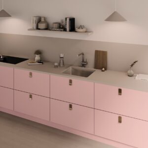 Die schlichten Griffe unterstreichen den „Hygge“-Look der gleichnamigen Küche von Leicht. So bekommt das Ganze Ensemble eine frische, moderne Note. Bei diesem Look ist alles stilvoll aufeinander abgestimmt.