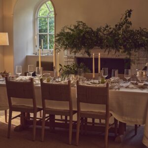 Nicht jeder mag Weihnachtsdeko, dennoch ist es schön, der Tafel eine dezent feierliche Note zu verleihen. Das gelingt mit viel Grün und ein paar Lichtern. Wichtig sind dazu schlichte Formen und Materialien. Deko, Geschirr und Möbel sind von Neptune.