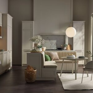 Landhaus wurde hier neu gedacht in zartem Greige und im modernen Umfeld. Die neue Rahmenfront „Chester“ von Nolte Küchen strahlt Cottage-Flair aus. Die monochrome Planung in „Sahara“ transportiert den Kuschelfaktor in die Küche, besonders durch den integrierten Essbereich. Landhausgriffe in Manganbronze finden sich in zwei Formen, als Bügelgriff und als Griffmuschel.