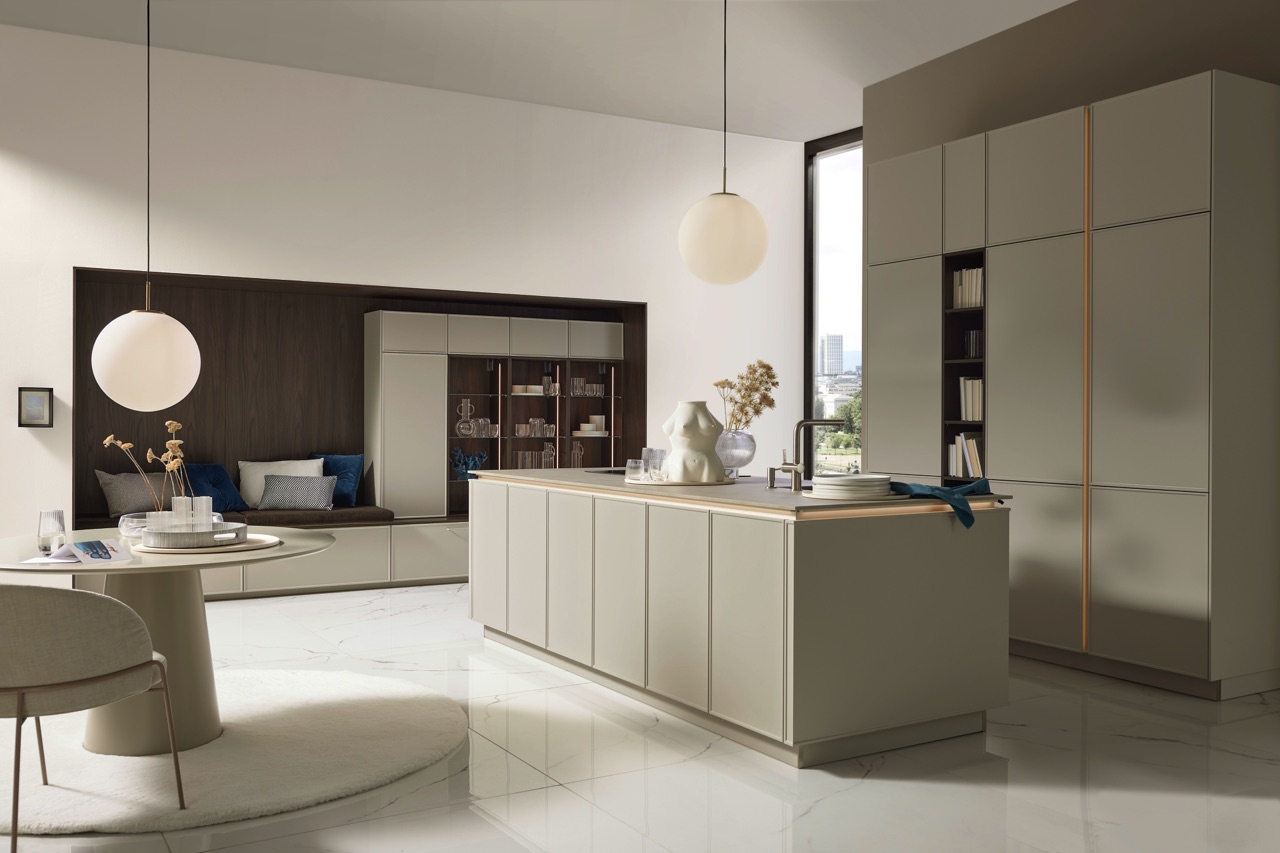 Bei Nolte gibt es das bewährte Mattlack-Konzept. Es wird ergänzt von neuen Gestaltungsmöglichkeiten und Farben. Schön ist der neue Ton „Greige“ in matter Optik. Die Kollektion „Evora Lack“ ist filigran und wirkt leicht. Sie zeigt sich flexibel und kann individuell geplant werden. Praktisch ist die Push-to-open Variante.