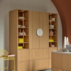 Sanfte Farbwelten, natürliche Materialien und schlichte Formen, das ergibt den Japandi-Stil. Die Designlinie „Nolte neo“ begeistert mit Echtholzfurnier. „neoFlat“ in „Eiche Bianco“ hat eine cleane Ausstrahlung. Auffallend sind die charakteristischen Designgriffe in der ansonsten grifflosen Planung, die leicht asiatisch wirken.