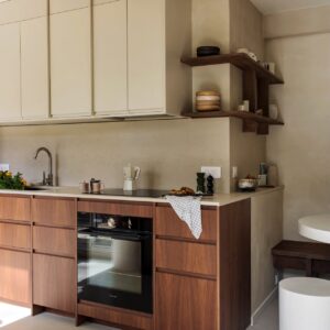 Zweifarbigkeit ist absolut angesagt. Schon allein deshalb, wirkt der Holzlook modern und keineswegs rustikal, trotz der dunklen Farbe. Interessant gestaltet ist das Gesamtensemble in dieser Küche von Plum Living.