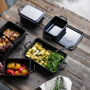 Ob auf dem Grill, als stilvolle Servierform für Gerichte, Beilagen und Desserts oder wenn nach dem Grillen etwas übrigbleibt, die Back- und Servierformen von Riess sind da hilfreich. Das Emaille-Material ist schnitt- und kratzfest, säurebeständig und leicht zu reinigen. Kochgeschirr aus Emaille ist ideal für energiesparendes Kochen.