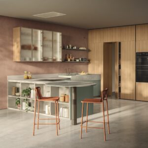 Die Küche von Scavolini präsentiert sich frisch mit ihrem Farbmix. Unterschrankfronten aus dem melaminbeschichteten Dekor „Forest“ werden gemeinsam mit den Hochschrankfronten aus melaminbeschichtetem Dekor „Gold Oak“ zur kompakten Küche. Der runde Ansatztisch sorgt für Lebendigkeit und ist noch dazu ein schöner Essplatz. Die Arbeitsplatte besteht aus Porzellankeramik-Steinzeug in der Farbe „Perla“, der Tisch und die Spüle sind mit der Platte „Mint Cosmolite“ gestaltet.