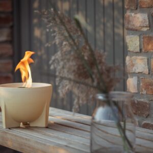 Auf dem verschneiten Balkon oder der Terrasse macht sich das „Schmelzfeuer CeraNatur“ richtig gut. Denn es ist perfekt, wenn man sich ein stimmungsvolles Licht wünscht. Es ist windsicher und frostfest und somit eine Fackel für das ganze Jahr, ca. 100 Euro.