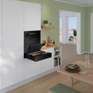 Die Dampfschublade hilft, Essenszubereitung neu zu erleben. Dampfgaren gilt als eine der gesündesten Zubereitungsarten. Dabei bleiben nicht nur die Nährstoffe und der natürliche Geschmack der Lebensmittel erhalten, sondern sie werden auch gleichmäßig und schonend gegart. Die neue Dampfschublade von Bosch spart Zeit und Platz auf dem Kochfeld. Sie kann genauso genutzt werden, um Teig gehen zu lassen, ohne dass er dabei austrocknet. Möglich ist es, die Geräte parallel zu nutzen und oben zu backen und unten zu dämpfen, das ist sehr praktisch.