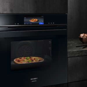Matt statt Glanz, Geräte mit Soft-Finish liegen im Trend. Siemens Hausgeräte präsentiert den „iQ700 KI“-Backofen in edlem mattschwarz mit automatischer Gerichterkennung. Individualität hat in der modernen Küche Hochkonjunktur. Für alle, die das Außergewöhnliche suchen, ist deshalb die samtschwarze Fläche genau richtig. Ofenfenster und das Display bleiben in glänzendem Schwarz.
