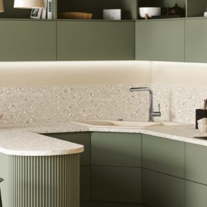 Rillenfronten in hellem Salbeigrün ergeben ein gelungenes Spiel aus Licht, Schatten und Struktur. Das macht die Küche modern und klar. Die Insel ist der Eyecatcher in der kompakten Küche. Villeroy & Boch ergänzt die Einrichtung durch die hochwertige Keramikspüle und Armatur, die mit ihrer Ästhetik und Benutzerfreundlichkeit überzeugen, beides ist sehr robust.