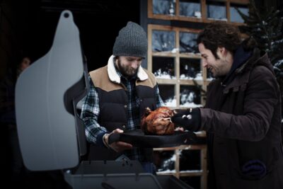 Warum nicht mal einen ganzen Braten grillen? Das erfordert etwas Können und vor allem eine gute Vorbereitung. Ein zuverlässiger Grill ist dafür sehr wichtig. Der „Summit“ Gasgrill von Weber erweitert die Grilltechniken und ermöglicht kulinarische Highlights. Mit der Oberhitze Sear Zone des Infrarot-Brenners zaubert man Fleisch in Restaurantqualität. Denn diese innovative Funktion leitet eine glühende Oberhitze direkt auf das Grillgut, um eine durchgehend karamellisierte Kruste zu erzeugen und ein unvergleichliches Aroma zu entfalten.