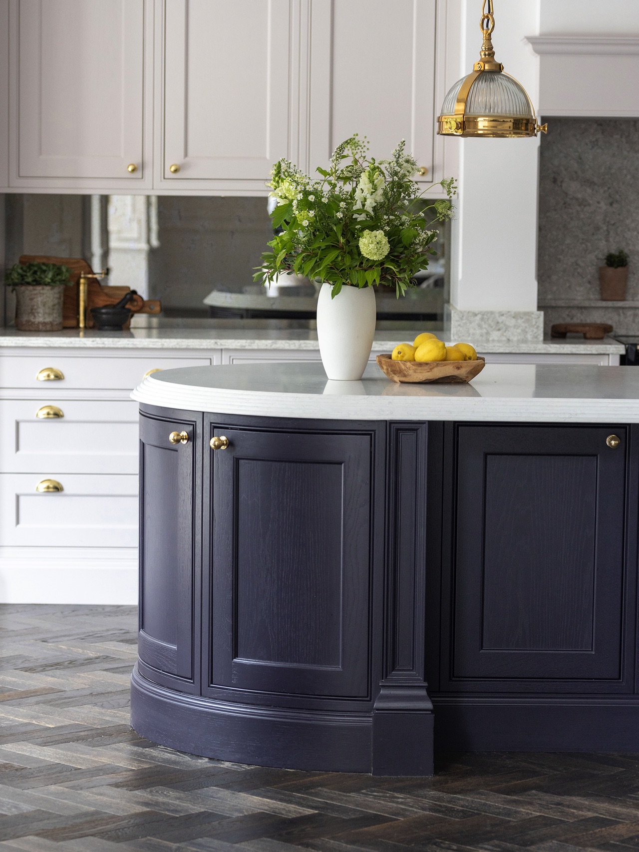 Selbst die Inseltüren sind hier rund. Noch dazu ist der Abschluss der Arbeitsfläche abfallend gerundet. Ein zauberhaftes Landhaus-Ensemble, das wirklich edler nicht sein könnte. Die Farbe trägt ebenfalls dazu bei und die goldfarbenen Griffe von Armac Martin. | KÜCHEN JOURNAL Selbst die Inseltüren sind hier rund. Noch dazu ist der Abschluss der Arbeitsfläche abfallend gerundet. Ein zauberhaftes Landhaus-Ensemble, das wirklich edler nicht sein könnte. Die Farbe trägt ebenfalls dazu bei und die goldfarbenen Griffe von Armac Martin.