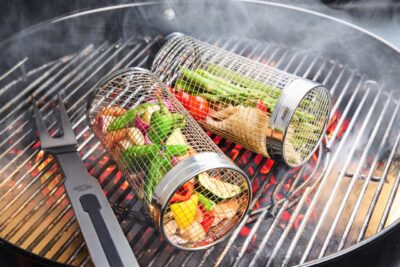 Ein toller Grillbegleiter ist der Rollgrillkorb aus hochwertigem Edelstahl von Gefu. Er ermöglicht das sichere Grillen von Gemüse, Fleisch und Meeresfrüchten. Dank feinmaschigem Drahtgeflecht wird die Hitze optimal verteilt. Der Haken ist praktisch für den Transport, ca. 20 Euro.