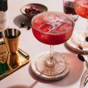 Johannisbeere trifft spritzigen Genuss. Die alkoholfreie Neuinterpretation des Kir Royale ist fruchtig, elegant und ein echter Hingucker im Glas. Mit alkoholfreiem Sekt und Johannisbeersirup entsteht ein stilvoller Aperitif, der den Silvesterabend ge-nussvoll begleitet.