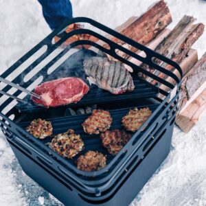 Mit dem Feuerkorb „Cube“ von Höfats lassen sich die Stunden an der frischen Luft noch entspannter genießen. Das zeitgemäße Design und die Qualität begeistern. Und wenn mal kein Feuer lodert wird der Korb zum Hocker oder Beistelltisch, indem man ihn einfach mit einer Platte versieht. „Cube“ lässt sich auch als Grill nutzen, ca. 300 Euro.