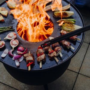 Der Grill von Höfats lässt sich für kulinarische Erlebnisse mit der passenden Plancha ausstatten und so verwandelt sich „Moon“ in eine Koch- und Grillstation. Der Plancha-Ring bietet reichlich Platz für Köstlichkeiten. Das Gerät hat eine super Wärmespeicherung, ca. 500 Euro.