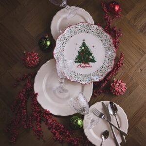 Mit einem Weihnachtsteller braucht man gar nicht mehr viel Deko ringsherum, denn so wird die Tafel auf jeden Fall festlich. Hübsch sind nostalgische Motive oder einzelne Naturelemente. Der niedliche Weihnachtsbaum-Teller harmoniert toll zu schlichtem weißen Geschirr. Alles von Maisons du Monde.