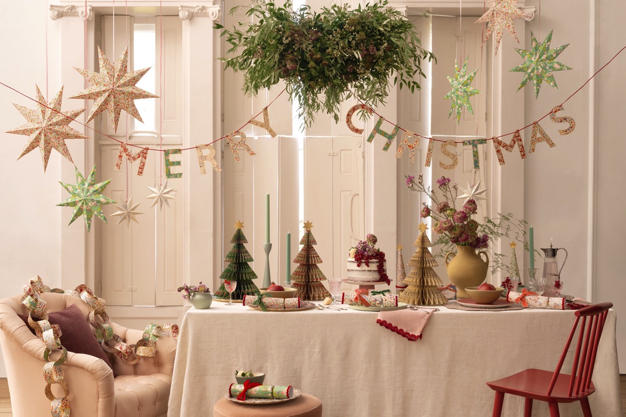 Fröhliche Papiersterne, bunte Wimpel und detailreiche Deko-Bäumchen von Meri Meri bringen spielerische Leichtigkeit ins Weihnachtsstyling. Zarte Pastelle, Goldakzente und liebevolle Handmade-Optik schaffen eine moderne, charmante Feierlaune, super für alle, die Weihnachten gerne fröhlich und kreativ dekorieren. Genau passend dazu ist eine lässige Blumendeko.