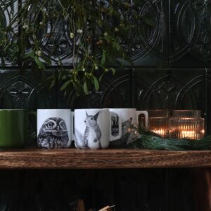 Süße Tiermotive verschönern die großen Kaffeebecher. Sie passen zu fast jedem einfarbigen Geschirr, egal ob Weiß oder Schwarz. Attraktiv ist die Kombi mit natürlichen grünen Accessoires. Idee: Als Gastgeschenk darf sich jeder am Ende eine Tasse mitnehmen, denn sie ist ein toller Begleiter für den ganzen Winter, von Mittelpunkt.