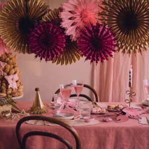 Romantisch verspielt wird der gedeckte Tisch mit Rosatönen. Als Drink passt ein Rosé-Sekt oder Crémant dazu. Veredelt wird die Gestaltung von Golddetails. Ein Hingucker sind die hängenden Rosetten. Alles von Søstrene Grene.